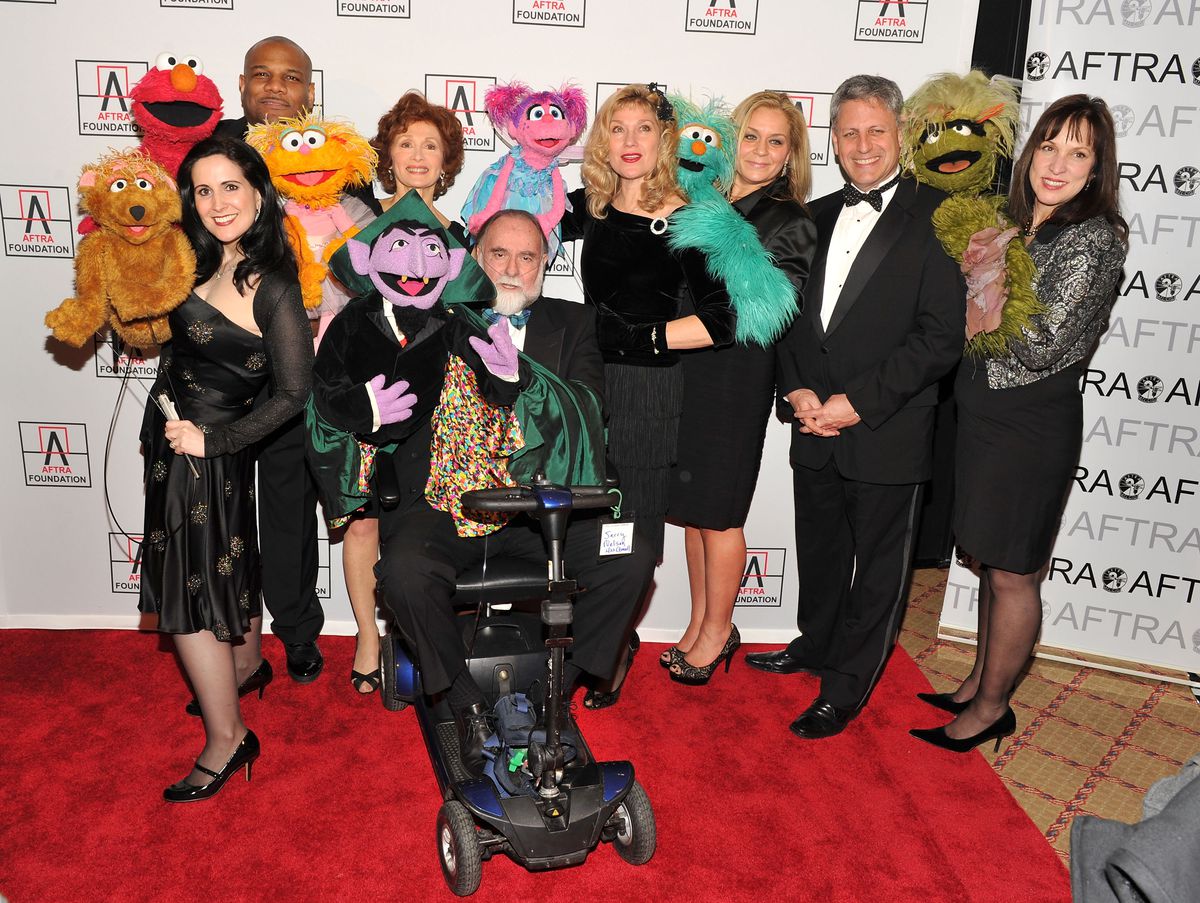 Jerry Nelson, le marionnettiste derrière The Count, avec les acteurs de Sesame Street