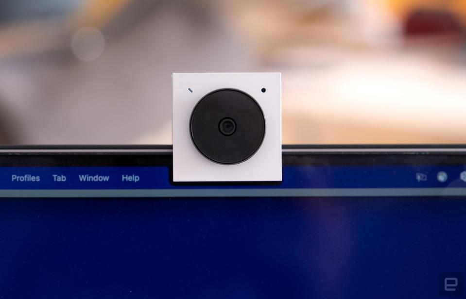 La webcam Opal Tadpole fixée sur le dessus d'un Macbook Pro.