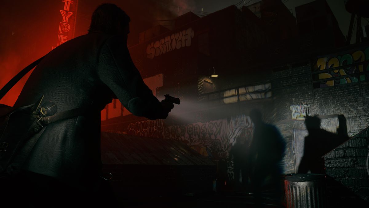 Alan Wake pointe une lampe de poche et un pistolet sur un groupe de personnages sombres sur un toit dans Alan Wake 2.
