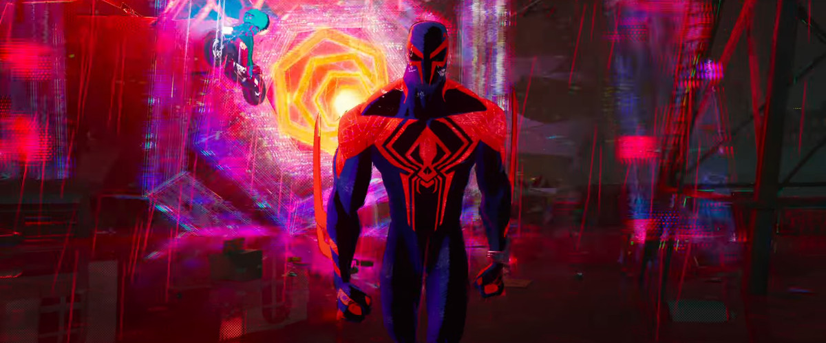 Spider-Man 2099 se dirige vers la caméra avec un trou de ver aux couleurs vives composé de rouges, de roses, de jaunes et de bleus tourbillonnant derrière lui dans Spider-Man : Across the Spider-Verse.