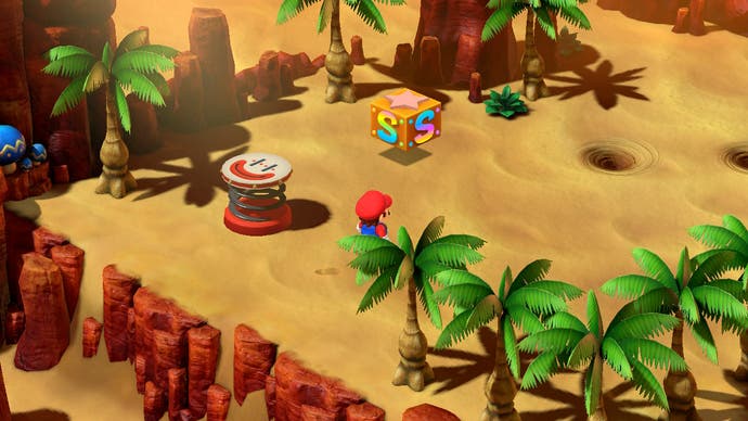 Mario est dans le désert dans cet écran de Super Mario RPG.  Il y a une bordure faite de palmiers, un bloc de sauvegarde, un tapis de rebond et quelques tourbillons de sable devant lui.