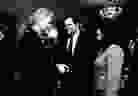 Une photographie montrant l'ancienne stagiaire de la Maison Blanche Monica Lewinsky rencontrant le président Bill Clinton lors d'une soirée de Noël à la Maison Blanche le 16 décembre 1996, présentée comme preuve dans les documents de l'enquête Starr et publiés par le comité judiciaire de la Chambre le 21 septembre 1998. (DOSSIER)