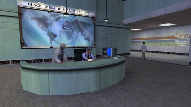 Half-Life : un scientifique s'appuie sur un bureau où est assis un agent de sécurité.