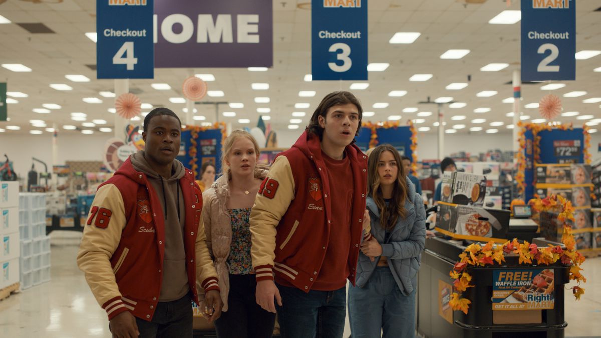Un groupe d'adolescents recroquevillés dans un magasin de type Walmart à Thanksgiving