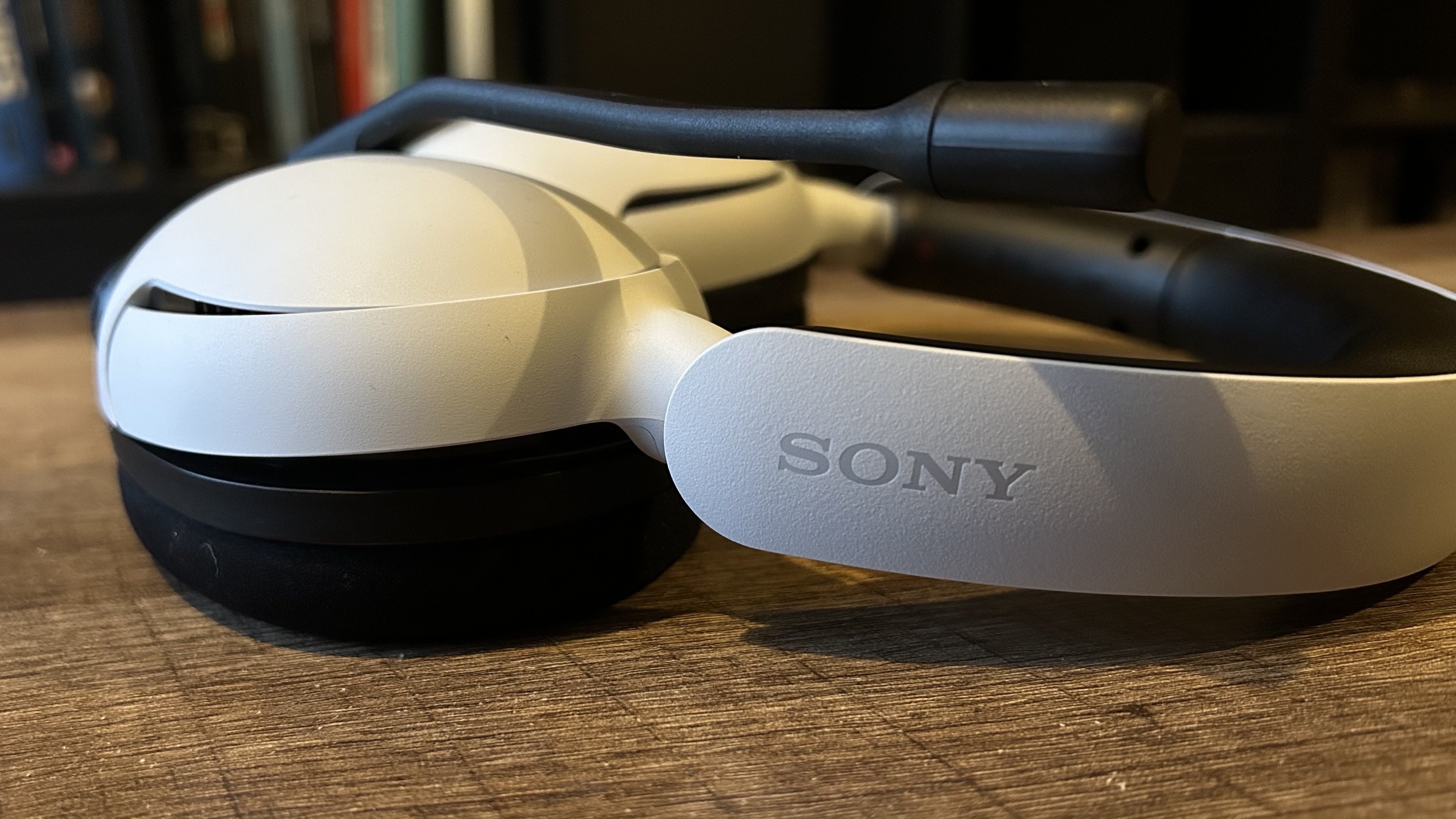 Côté Sony Inzone H5 avec gros plan sur le logo Sony