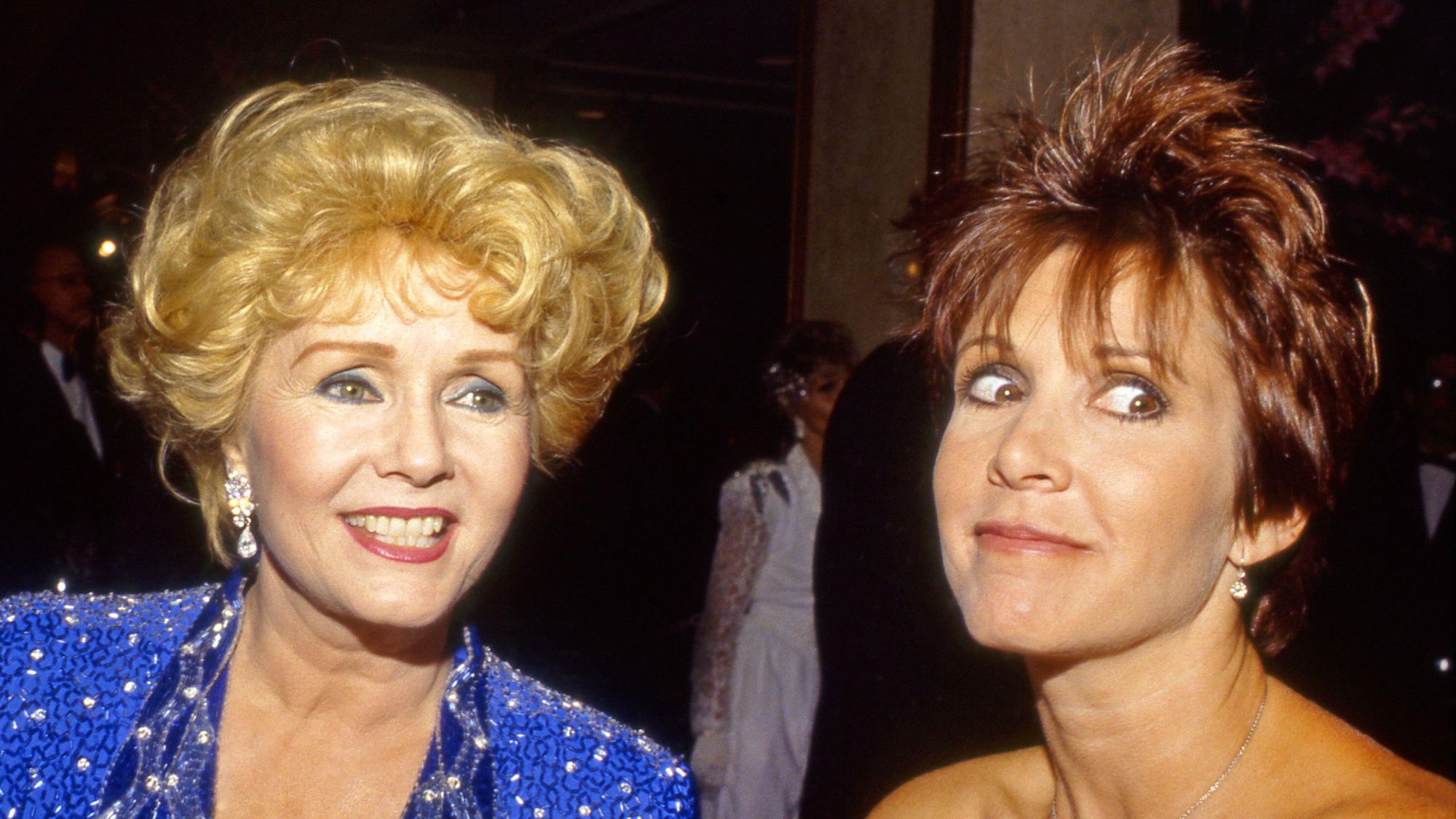 Debbie Reynolds et Carrie Fisher mug pour les caméras lors d'un gala à Beverly Hills, Californie
