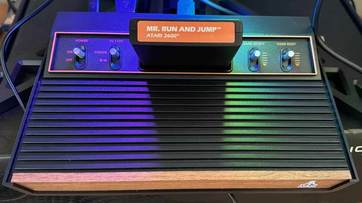 Une console de jeu rétro, l'Atari 2600+, est une explosion du passé avec une manette connectée.