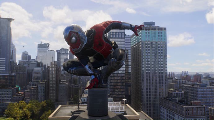 Spider-Man 2 Peter Parker en costume Life Story accroupi sur la cheminée