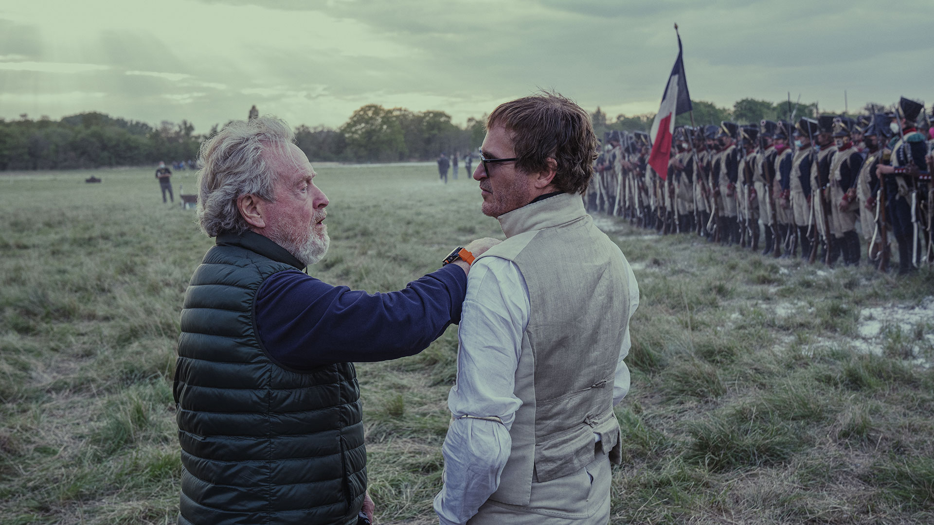 Ridley Scott et Joaquin Phoenix sur le tournage de Napoléon.