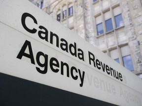 Un panneau à l'extérieur de l'Agence du revenu du Canada est visible à Ottawa, le lundi 10 mai 2021.
