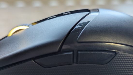 Test du Razer Cobra Pro : une souris noire avec RVB multicolore apparaît de côté sur une surface en bois.