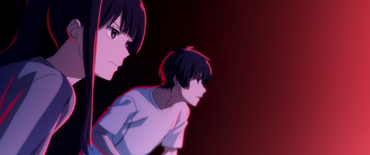 Deux adolescents semblant déterminés dans une étrange lueur rouge-violet