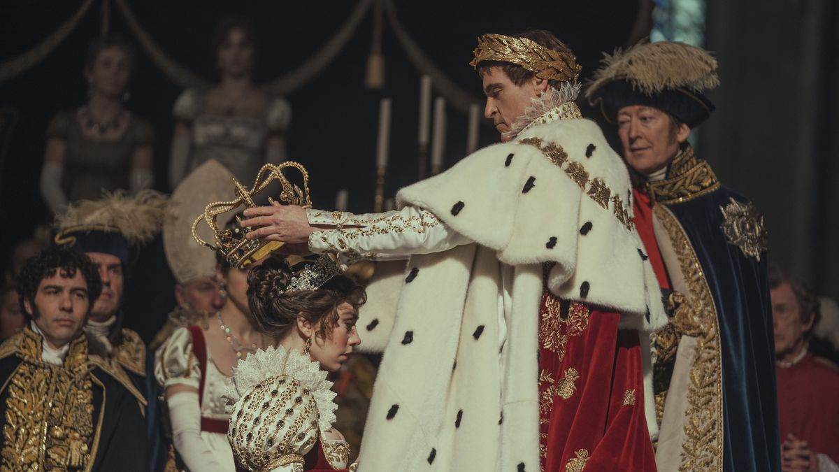 Le couronnement de Napoléon, au cours duquel le nouvel empereur de France se tient debout dans ses insignes et remet une couronne à son épouse Joséphine dans le film Napoléon 