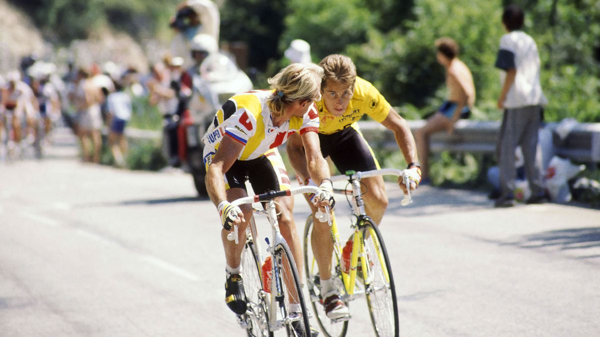 Greg LeMond aux côtés d'un autre cycliste lors du Tour de France dans The Last Rider.