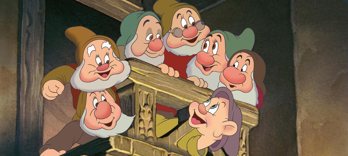 Les sept nains du long métrage d'animation Disney de 1937, Blanche-Neige et les Sept Nains, se rassemblent tous ensemble sur un balcon en bois.