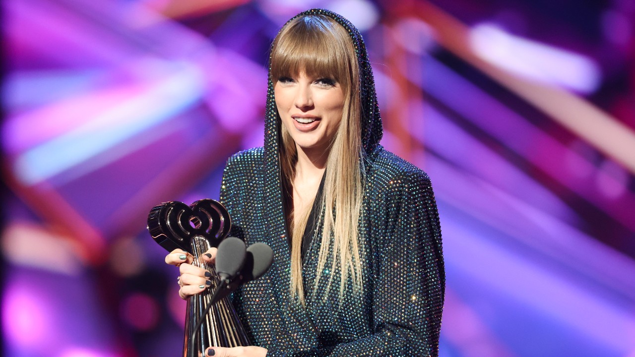 Taylor Swift s'exprime sur scène lors des iHeartRadio Music Awards 2023 qui se tiennent au Dolby Theatre le 27 mars 2023 à Los Angeles, en Californie.