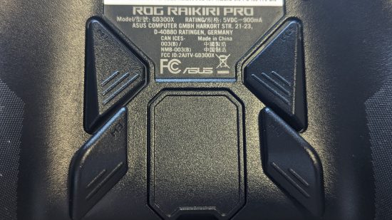 Test Asus ROG Raikiri Pro : les boutons arrière d'une manette noire sont affichés en gros plan.