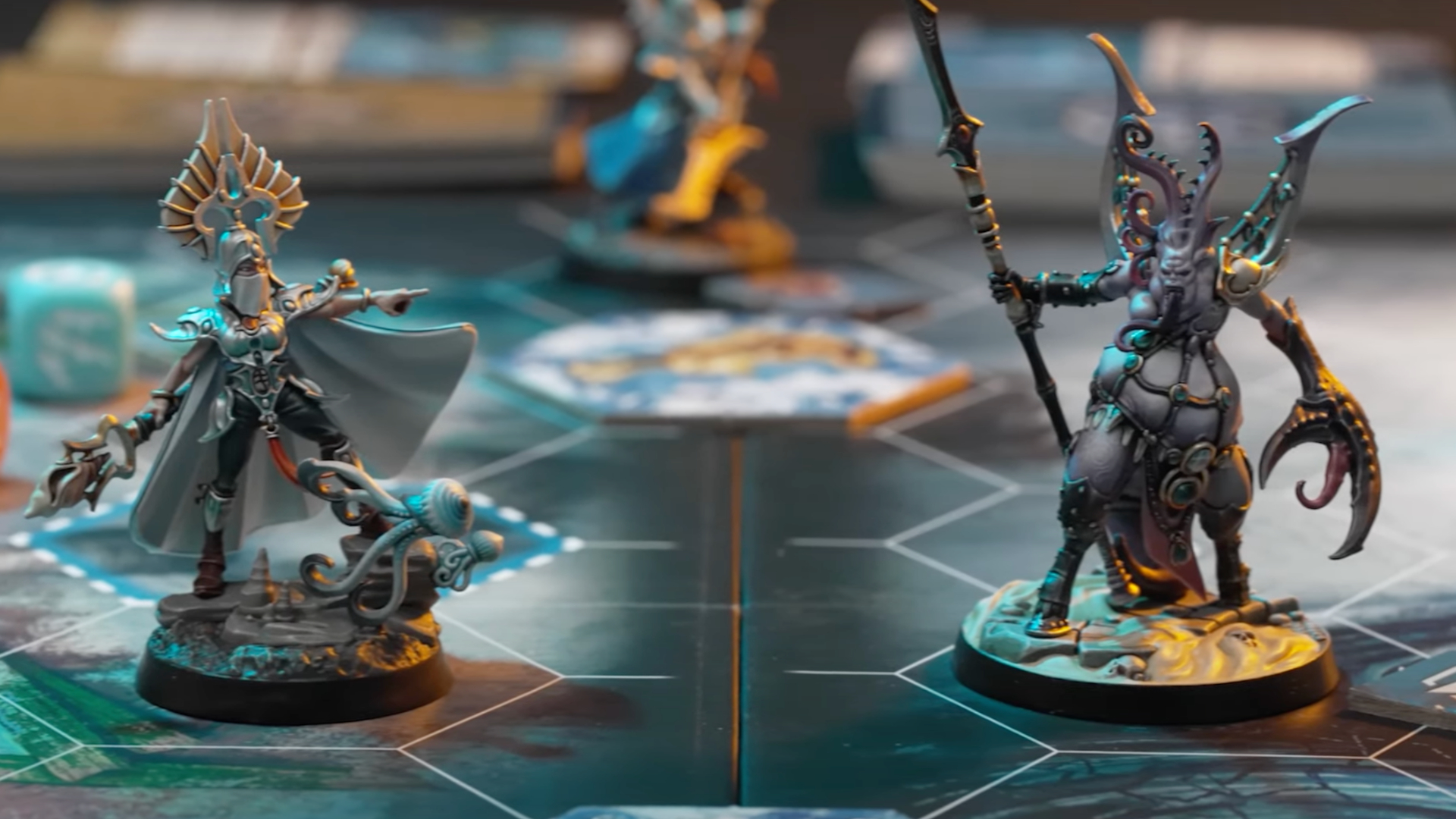 Deux figurines (un Ioneth Deepkin à gauche et un démon Slaanesh à droite) se font face sur le plateau Warhammer Underworlds : Deathgorge