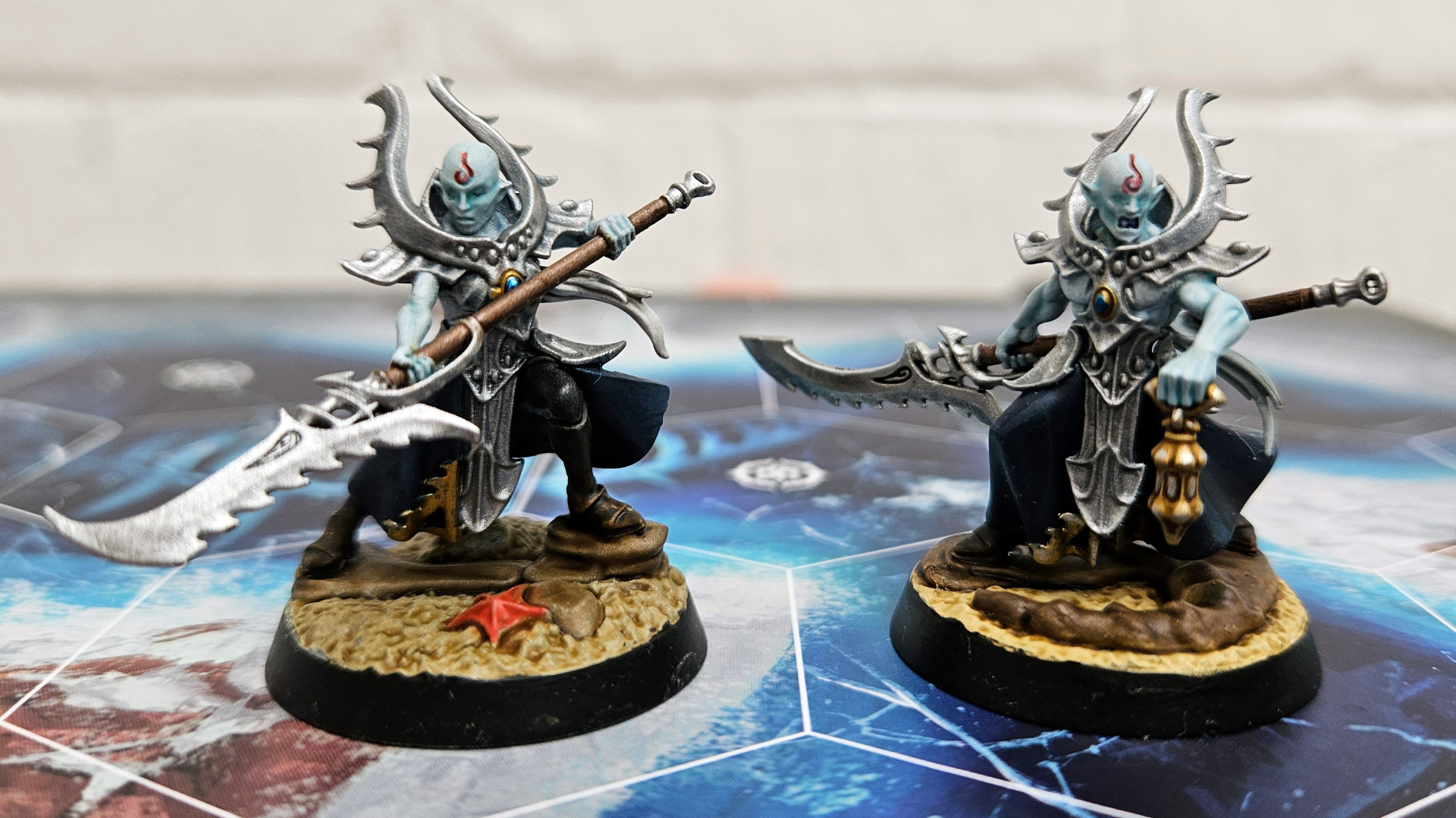 Deux guerriers Aelfiques se tiennent sur le plateau de Warhammer Underworlds: Deathgorge