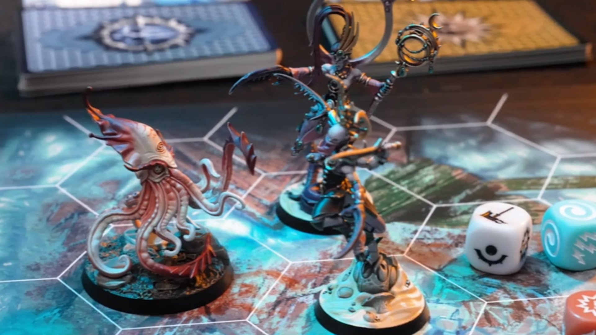 Une miniature de calmar se trouve à côté de deux modèles de démons Slaanesh sur le plateau Warhammer Underworlds: Deathgorge