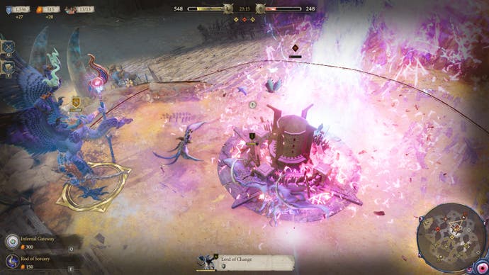 Une capture d'écran de Realms of Ruin montrant un démon majeur de Tzeentch libérant son pouvoir.  La grande créature bleue se trouve à gauche de l'écran et le faisceau de lumière violet qu'elle appelle depuis quelque part est en train de démolir une structure à proximité.