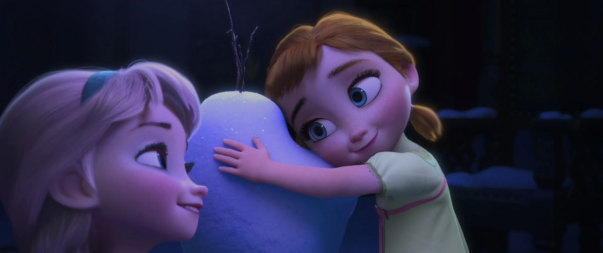 Les jeunes Elsa et Anna jouent ensemble