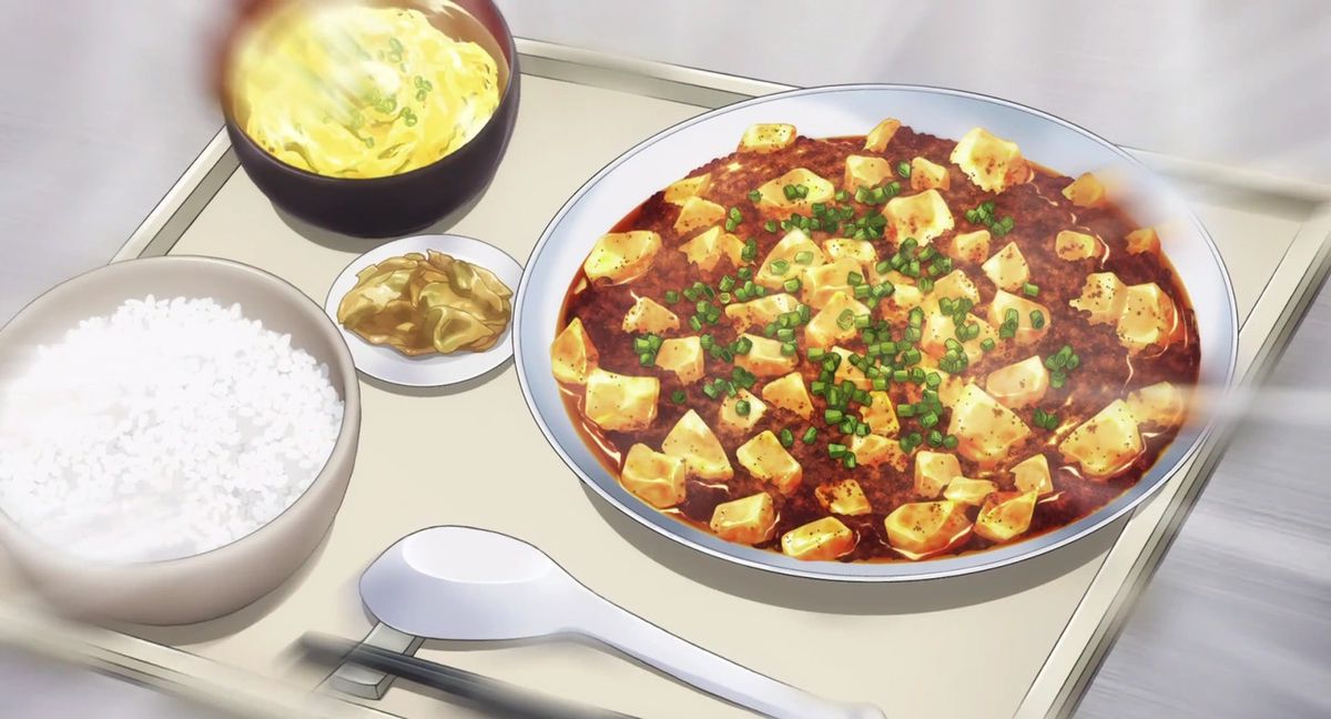 Un bol de mapo tofu sur une assiette de riz et de nouilles dans Food Wars !  Shokugeki no Soma : La troisième assiette.