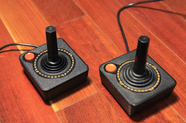 Nous vous mettons au défi de nous dire lequel de ces joysticks est un original 
