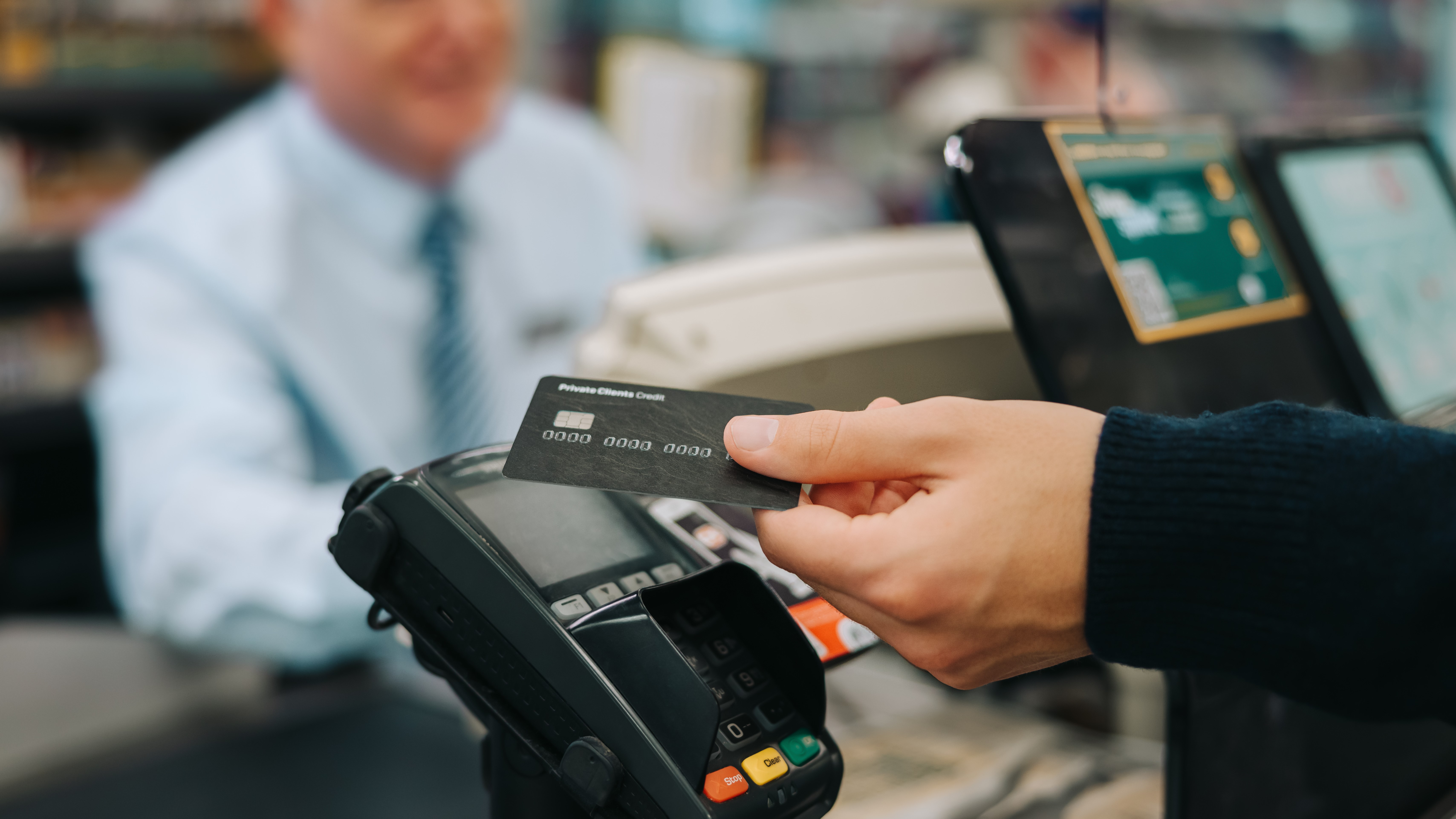 Un acheteur utilise Tap pour payer à la caisse avec sa carte de crédit