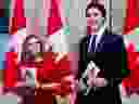 La vice-première ministre et ministre des Finances Chrystia Freeland, à gauche, et le premier ministre Justin Trudeau participent à une séance de photos lors de l'Énoncé économique de l'automne sur la Colline du Parlement à Ottawa, le mardi 21 novembre 2023.