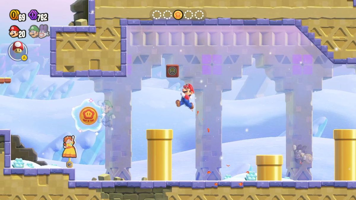 Vue d'une scène de Super Mario Bros. Wonder, avec le joueur dans le rôle de Mario et les avatars transparents des autres joueurs comme Yoshi et Nabbit, ainsi qu'un personnage Daisy.