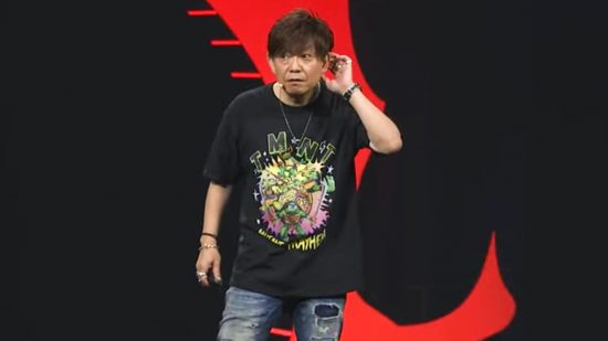 Date de sortie de FFXIV Dawntrail – Le réalisateur de Final Fantasy XIV, Naoki Yoshida, portant une chemise TMNT sur scène au Fan Fest lors de la révélation de l'extension, taquine ses prochains travaux.