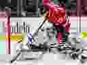 Le gardien de but des Maple Leafs Ilya Samsonov arrête un tir de Jason Dickinson des Blackhawks de Chicago au cours de la troisième période, le vendredi 24 novembre 2023, à Chicago. 