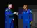 Jeremy Hansen, à gauche, donne un coup de poing à Victor Glover après que tous deux aient été sélectionnés pour la mission Artemis 2.