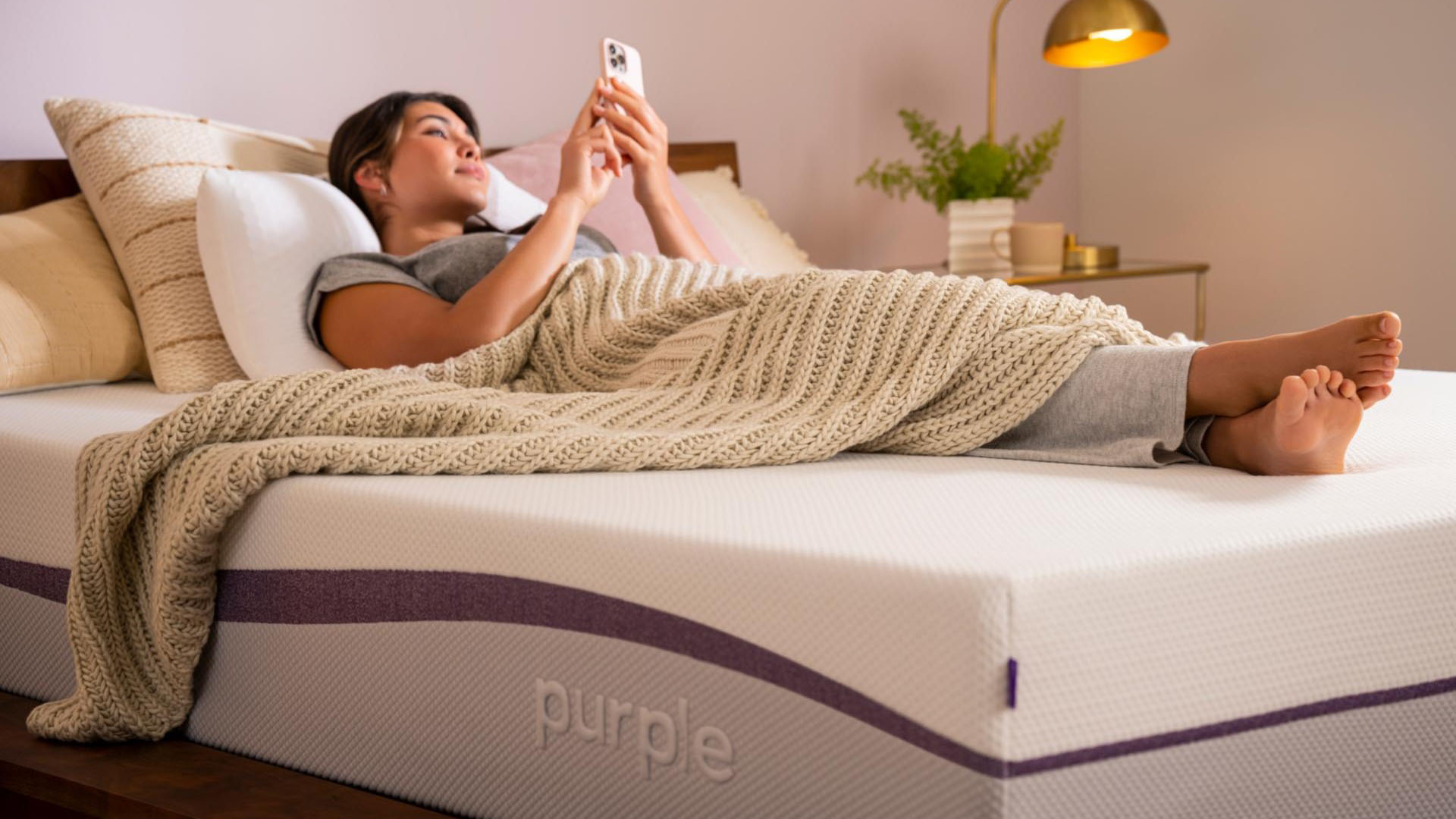 Matelas Purple Original vs Purple Plus : Femme au lit allongée sur un matelas Purple Plus