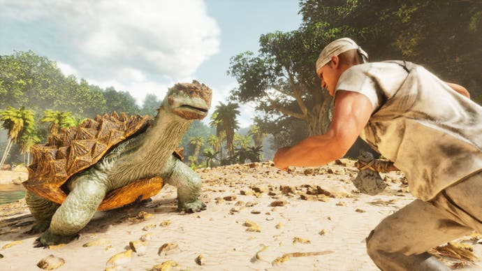 Une capture d'écran de Ark: Survival Ascended montrant le joueur sur la plage, affrontant une énorme tortue préhistorique.