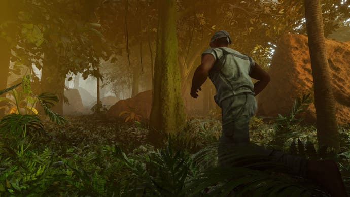 Une capture d'écran de Ark: Survival Ascended montrant le joueur courant à travers une jungle brumeuse, entourée d'un feuillage dense.