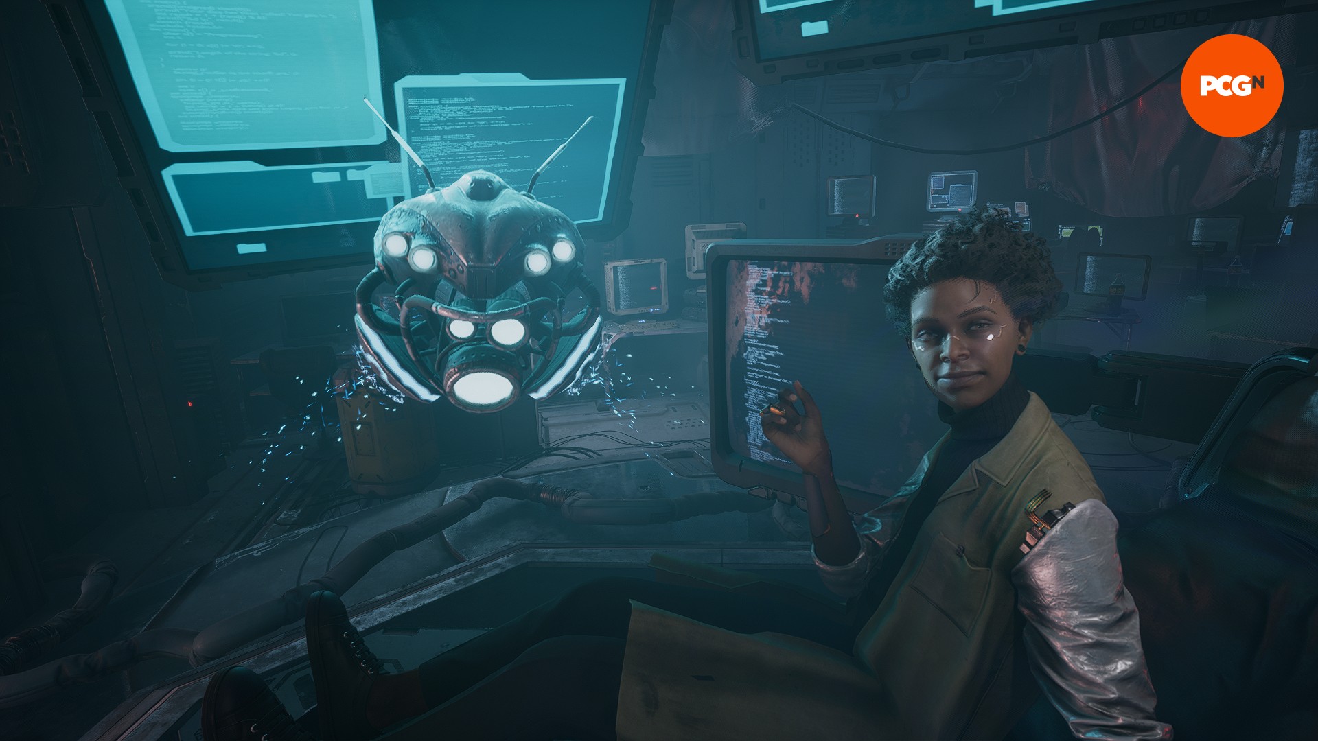 Revue de Ghostrunner 2 : Une femme noire portant une tunique verte avec des bras argentés est assise sur un lit et regarde la caméra tandis qu'un robot ressemblant à un insecte plane à côté d'elle devant un écran bleu brillant.