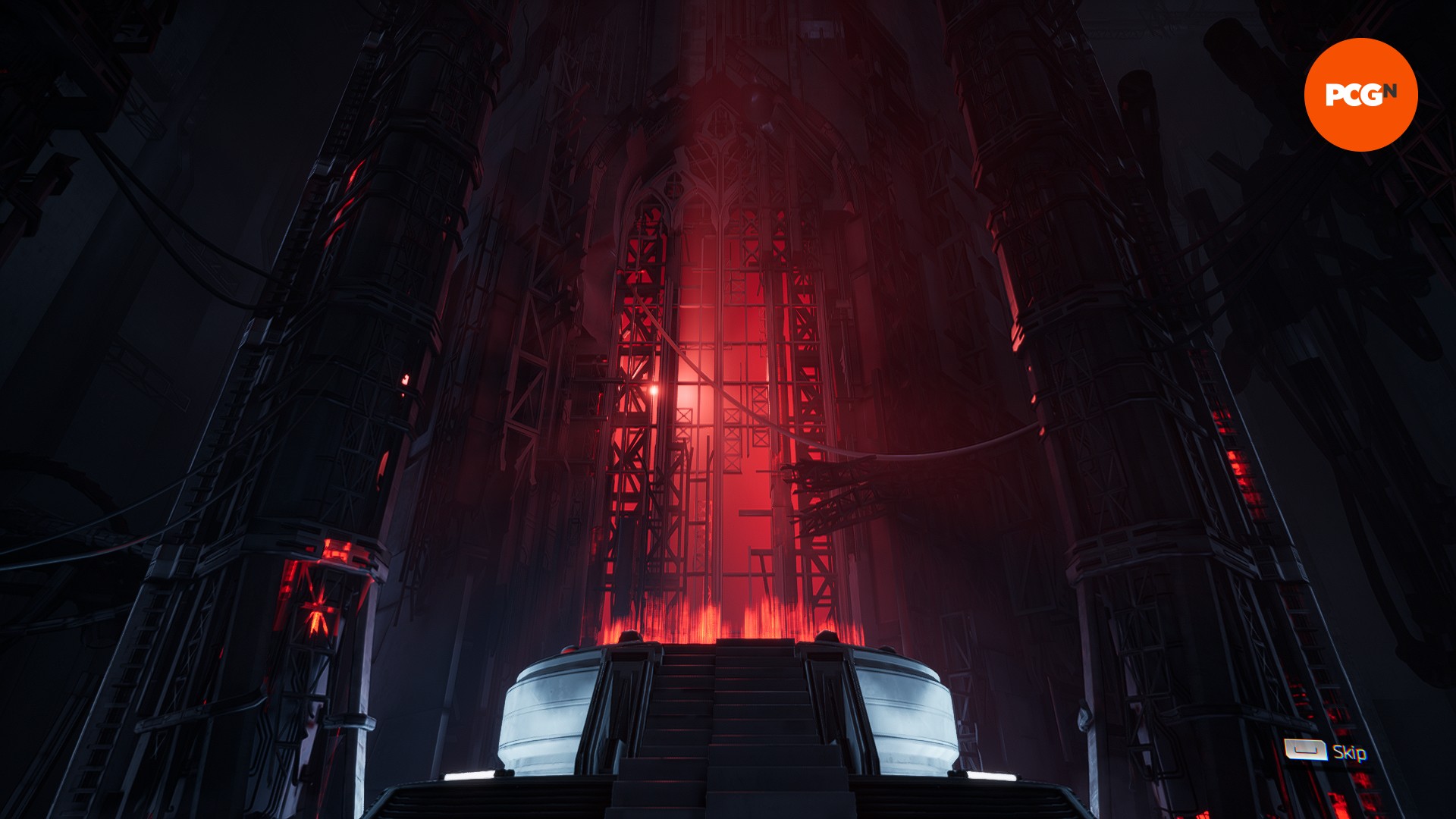 Test de Ghostrunner 2 : Une cathédrale sombre en métal avec des lumières rouges brillantes dans le style des vitraux.