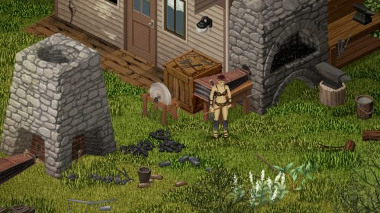 Project Zomboid build 42 artisanat et forge - Un joueur se tient dans la cour arrière d'une maison, où un four, une pierre à aiguiser et un établi ont été construits.