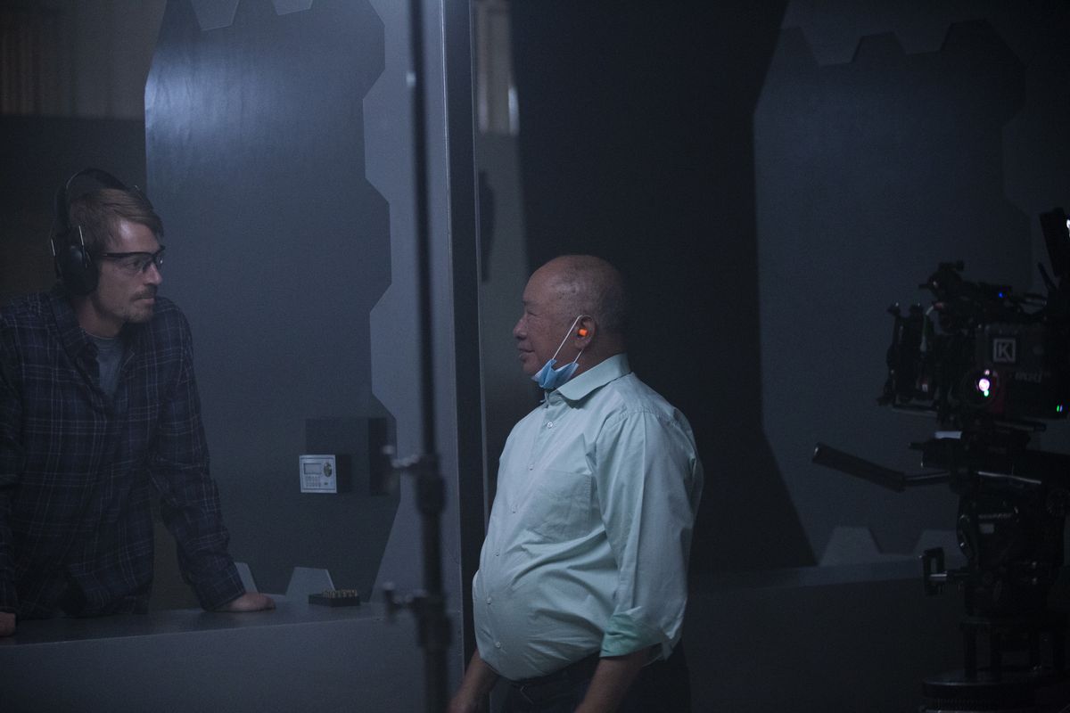 John Woo parle à Joel Kinnaman sur le tournage de Silent Night