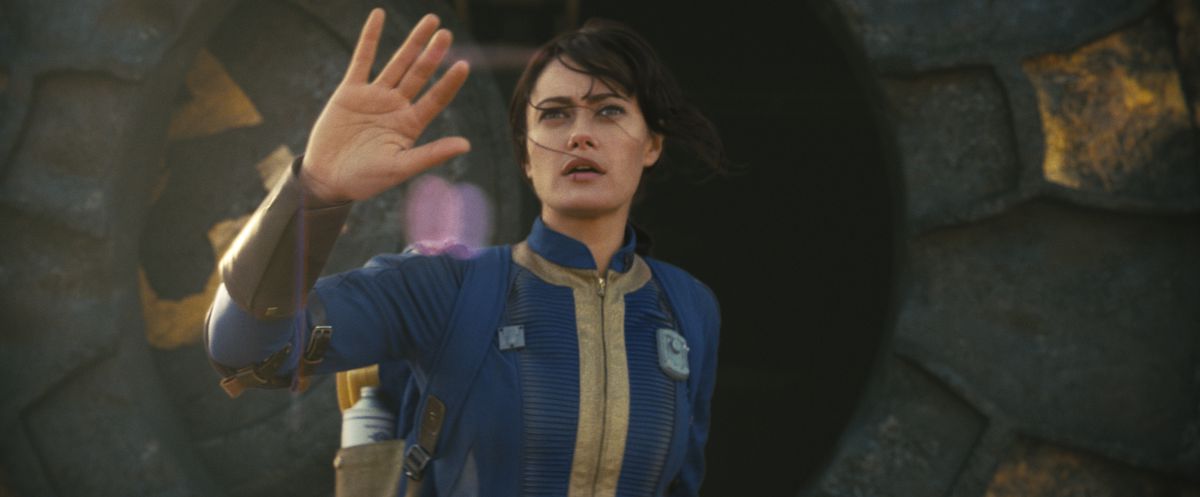 Ella Purnell sort d'un coffre-fort dans la série Fallout sur Prime Video 