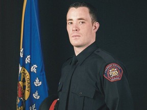 Sur la photo, le sergent du service de police de Calgary.  Andrew Harnett, 37 ans, qui a été traîné par un véhicule fuyant un contrôle routier le 31 décembre 2020.