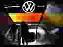 Un employé du siège social de Volkswagen à Wolfsburg, en Allemagne.  L'entreprise affirme qu'elle devra réduire ses effectifs pour maîtriser ses coûts.
