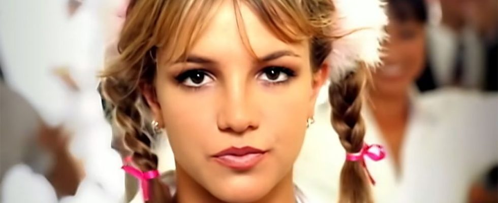 « 2023 sucé » : Britney Spears fait ses adieux à l'année avec une mode fabuleuse et rien d'autre qu'un collier ras du cou dans de nouveaux messages
