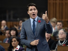 Le premier ministre Justin Trudeau a déclaré qu’il n’y aurait pas d’autres exclusions du prix du carbone alors que les critiques se multiplient à l’égard de sa décision d’exempter temporairement le mazout domestique de la politique.  Trudeau se lève pendant la période des questions, à Ottawa, le mardi 31 octobre 2023.