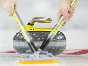 Le Grand Chelem de curling a changé de cap après que certains des meilleurs joueurs du sport ont partagé leurs inquiétudes concernant les récents changements de format sur le circuit de cinq épreuves.  Des curleurs balaient une pierre à Brandon, au Manitoba, le 5 mars 2019.