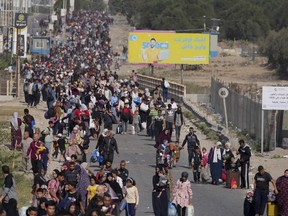 Des Palestiniens fuient vers le sud de la bande de Gaza le long de la rue Salah al-Din à Bureij, dans la bande de Gaza, le jeudi 9 novembre 2023.