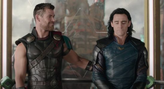 Bien que Thor ne soit pas avec Loki dans la finale de la saison 2, Tom Hiddleston explique comment lui et d'autres ont eu un impact sur le voyage multiversal du personnage.
