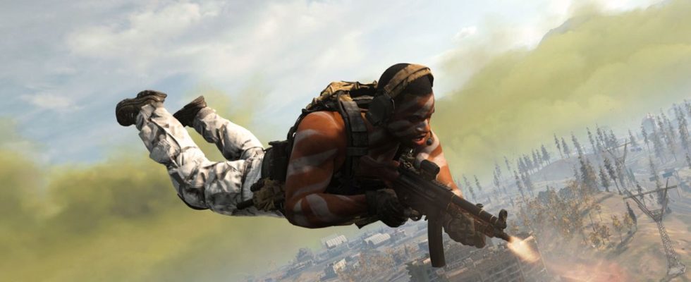 A soldier falls through the air in Warzone.